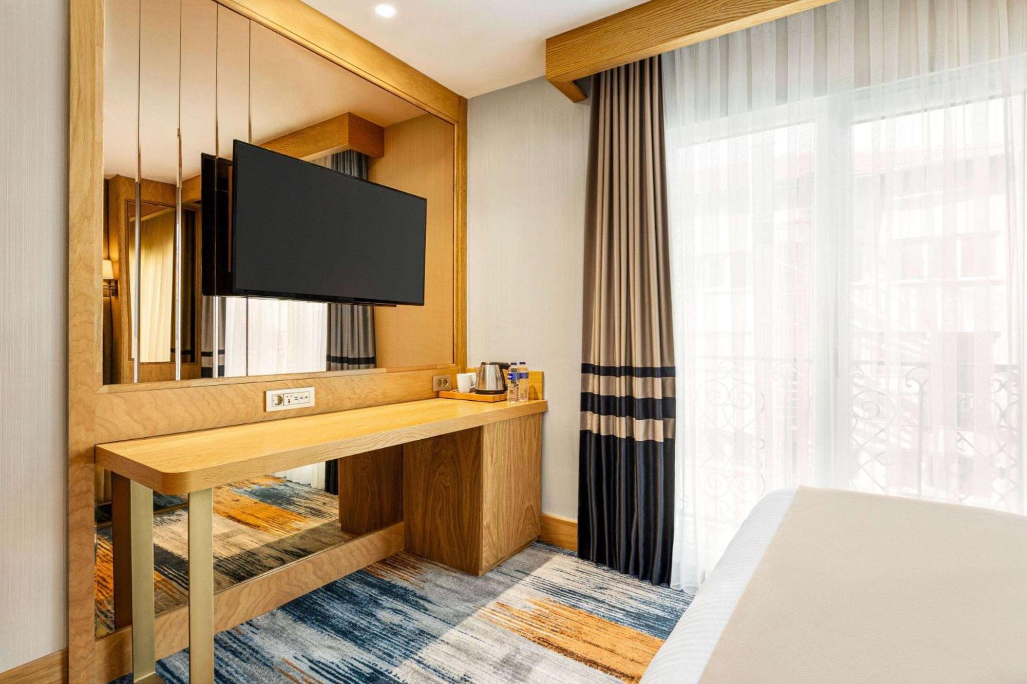 Days Inn By Wyndham Istanbul Bomonti Exteriör bild